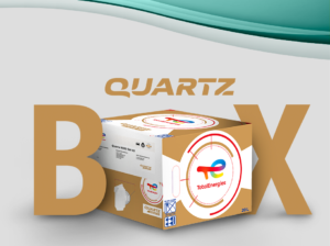 TotalEnergies predstavlja svojo rešitev Quartz Box. To so kartonske škatle s pipo za olje.