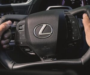 Električni avtomobil z ročnim menjalnikom — vrhunec absurda. Združuje slabosti obeh rešitev.