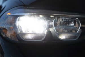 Sedem evrov za varnost nočne vožnje: kaj ni v redu s poceni LED retrofit žarnico