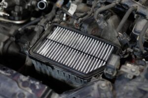 Poceni zračni filter boljši od tovarniško vgrajenega? Rezultati na valjih razrešijo dvome