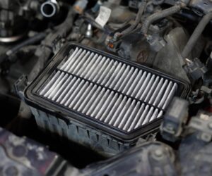 Poceni zračni filter boljši od tovarniško vgrajenega? Rezultati na valjih razrešijo dvome
